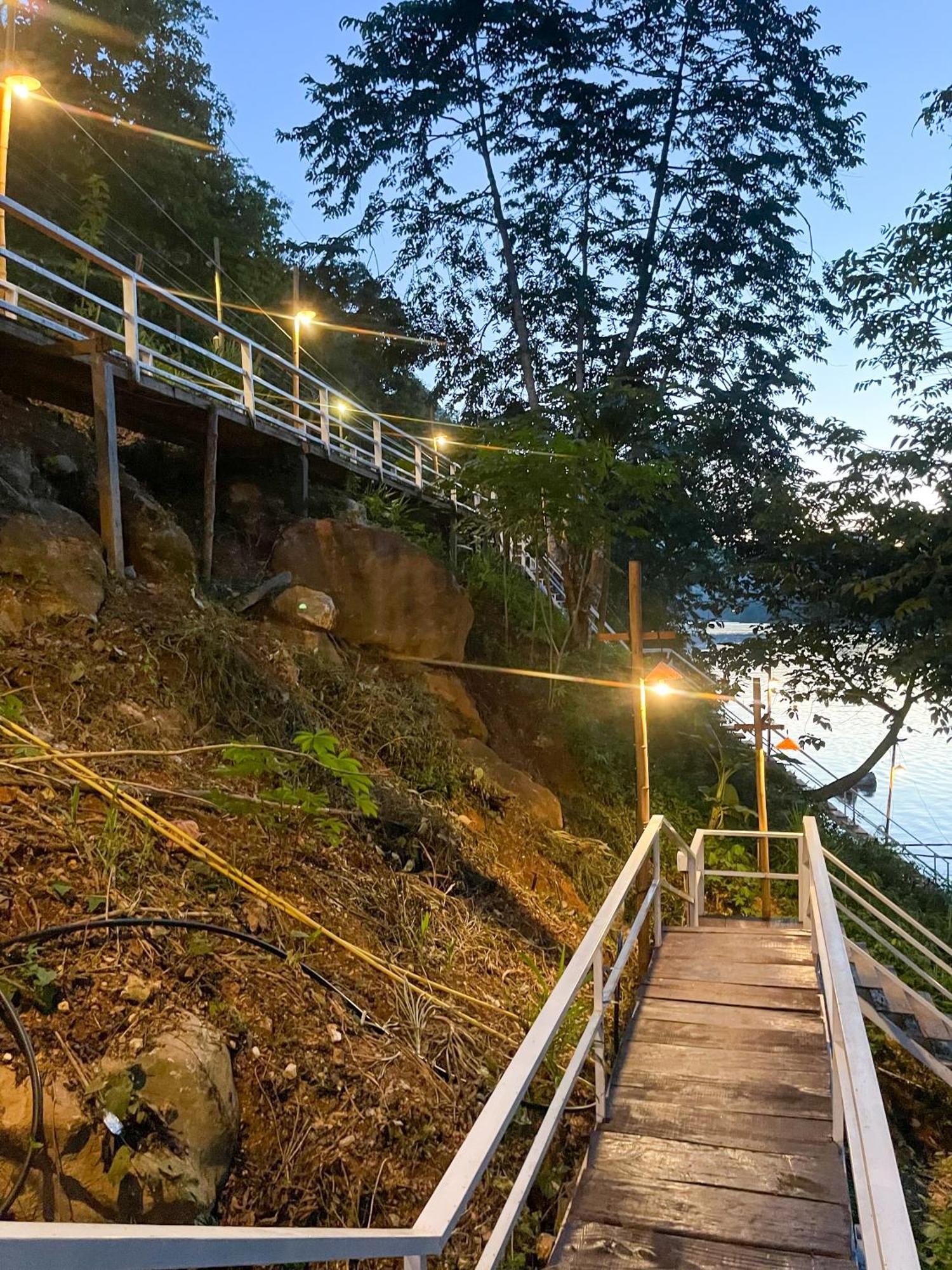 Nongkhiaw The Float House Hotel Bagian luar foto