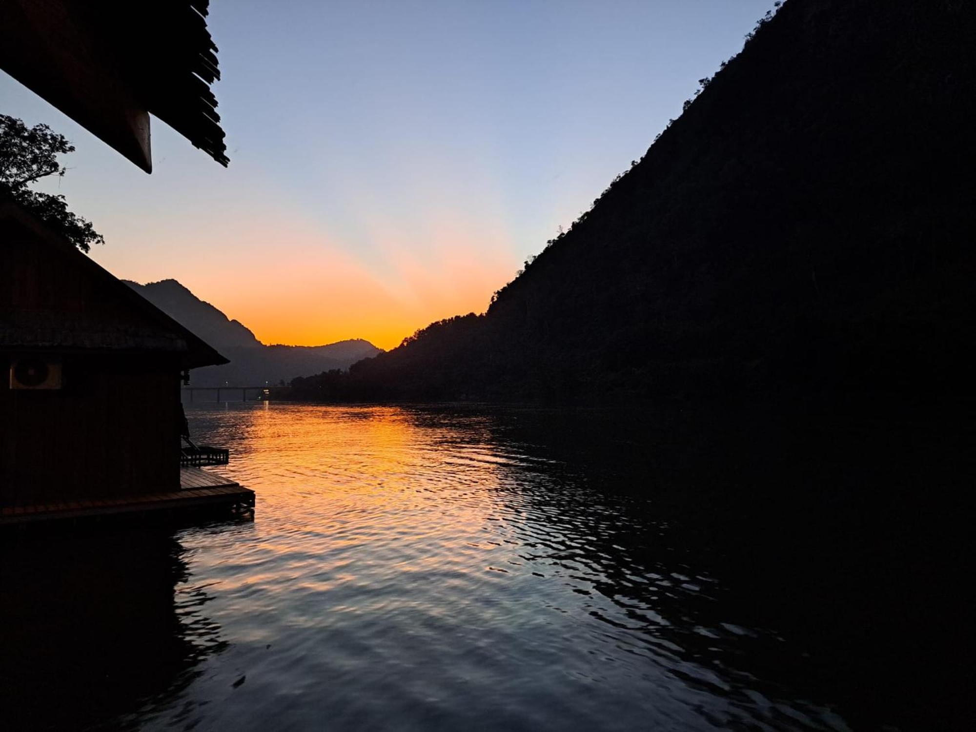 Nongkhiaw The Float House Hotel Bagian luar foto